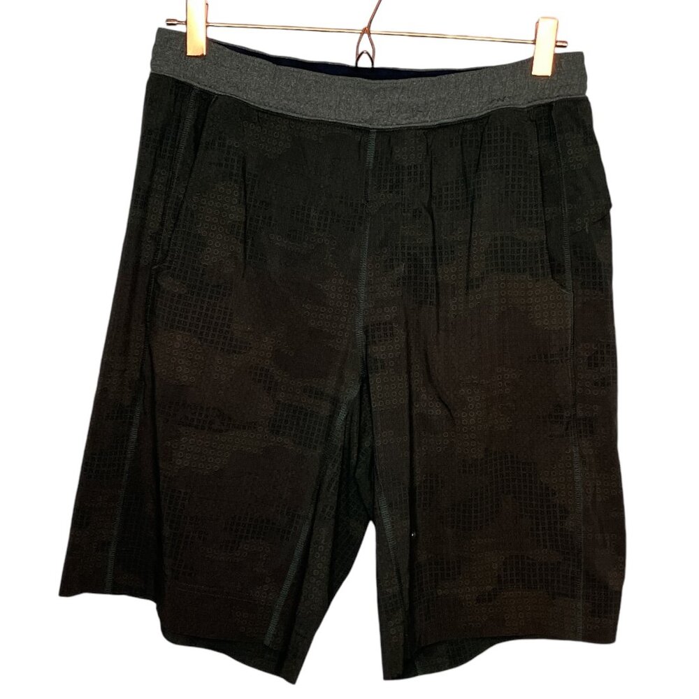 Lululemon Men's Medium M Green Gray Camo‎ Logo Print Athletic Drawstring Shorts
